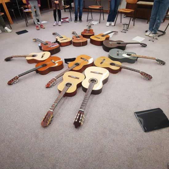 Gitarren auf dem Boden im Kreis gelegt