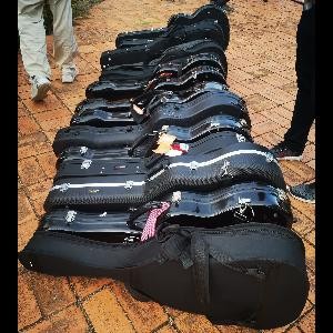 Alle Gitarrenkoffer der Schüler liegen hintereinander
